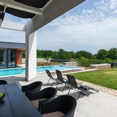 Amazing In Linjan With Wifi And 4 Bedrooms Villa Liznjan
