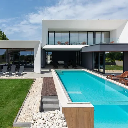 Villa Amazing In Linjan With Wifi And 4 Bedrooms Liznjan