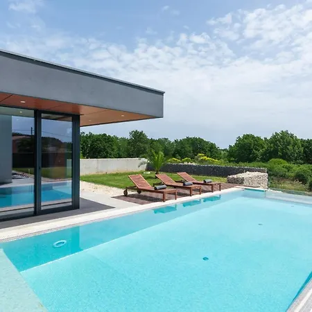 Amazing In Linjan With Wifi And 4 Bedrooms Villa Liznjan