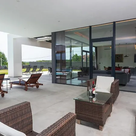 Villa Amazing In Linjan With Wifi And 4 Bedrooms