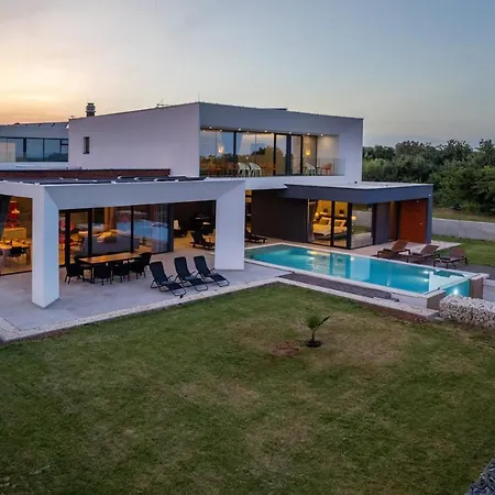 Amazing In Linjan With Wifi And 4 Bedrooms * Liznjan