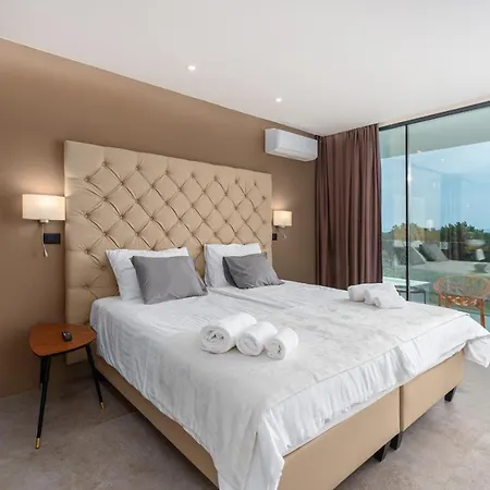 Villa Amazing In Linjan With Wifi And 4 Bedrooms Liznjan