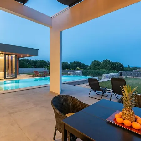 Villa Amazing In Linjan With Wifi And 4 Bedrooms
